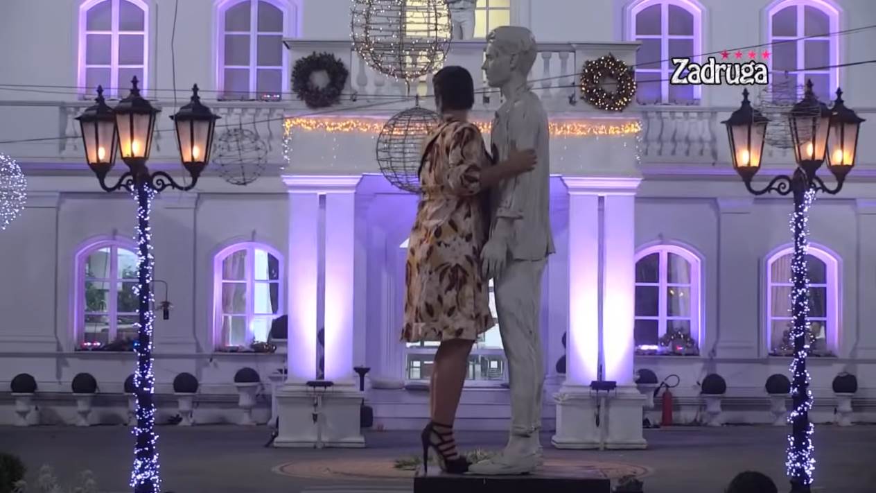 miljana se popela na statuu zadruga