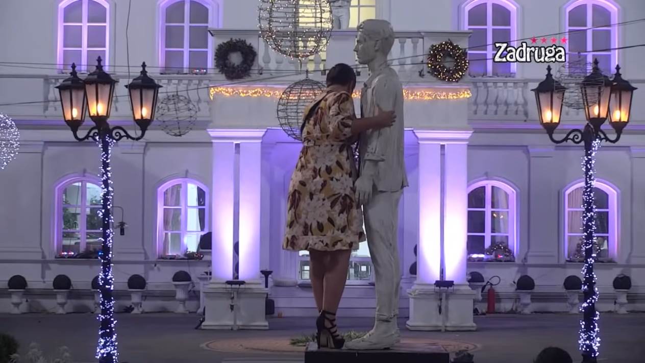 miljana se popela na statuu zadruga