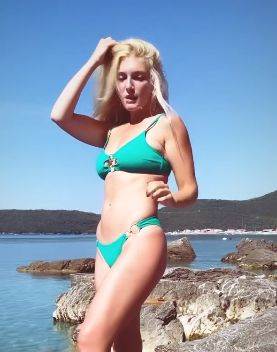 nikolina kovac u bikiniju grudi