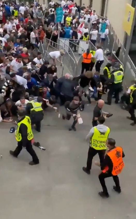 finale engleska italija navijaci upali na stadion