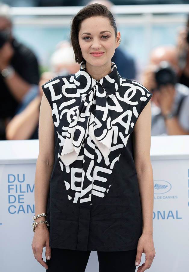 marion kotijar srebrna haljina kan