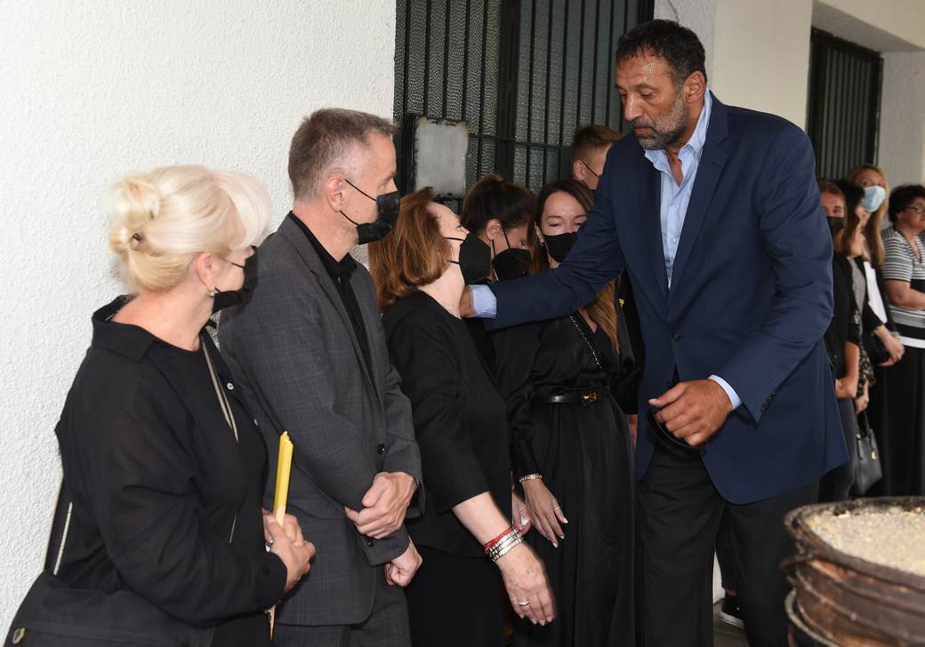 Vlade Divac na sahrani Radomira Antića