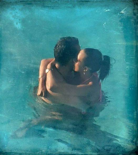 Aleksandra Prijović i Filip Živojinović zagrljeni u bazenu