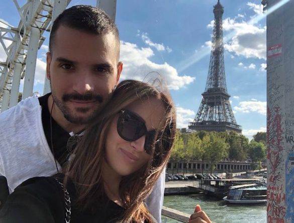 Aleksandra Prijović i Filip Živojinović zagrljeni u bazenu