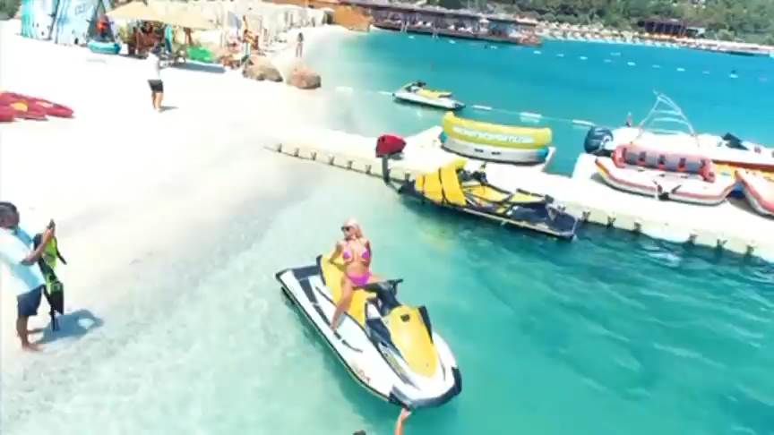 Dara Bubamara vozi skuter u Turskoj