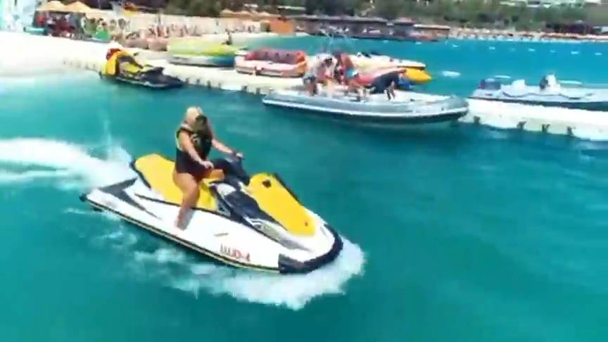 Dara Bubamara vozi skuter u Turskoj