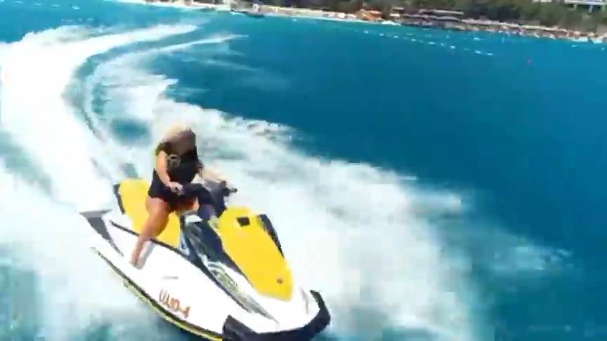 Dara Bubamara vozi skuter u Turskoj