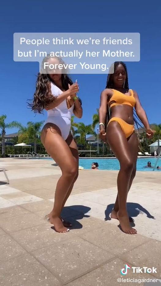 Majka i ćerka izgledaju kao drugarice