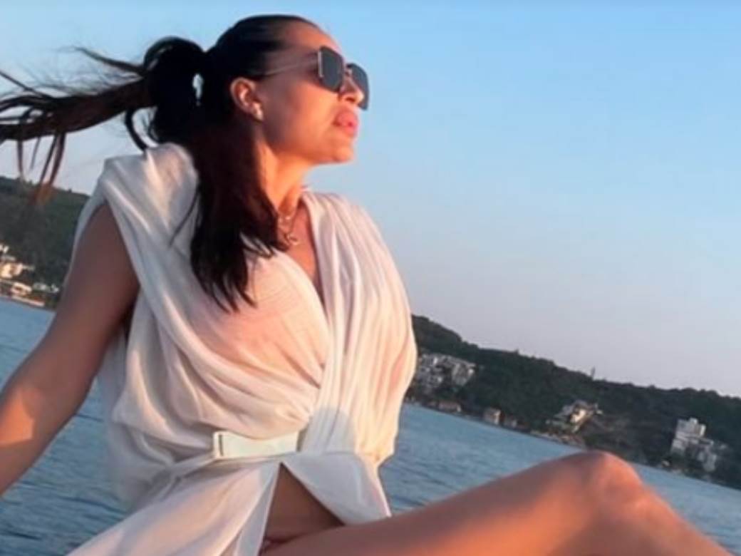 Ceca podelila sliku u providnoj haljini