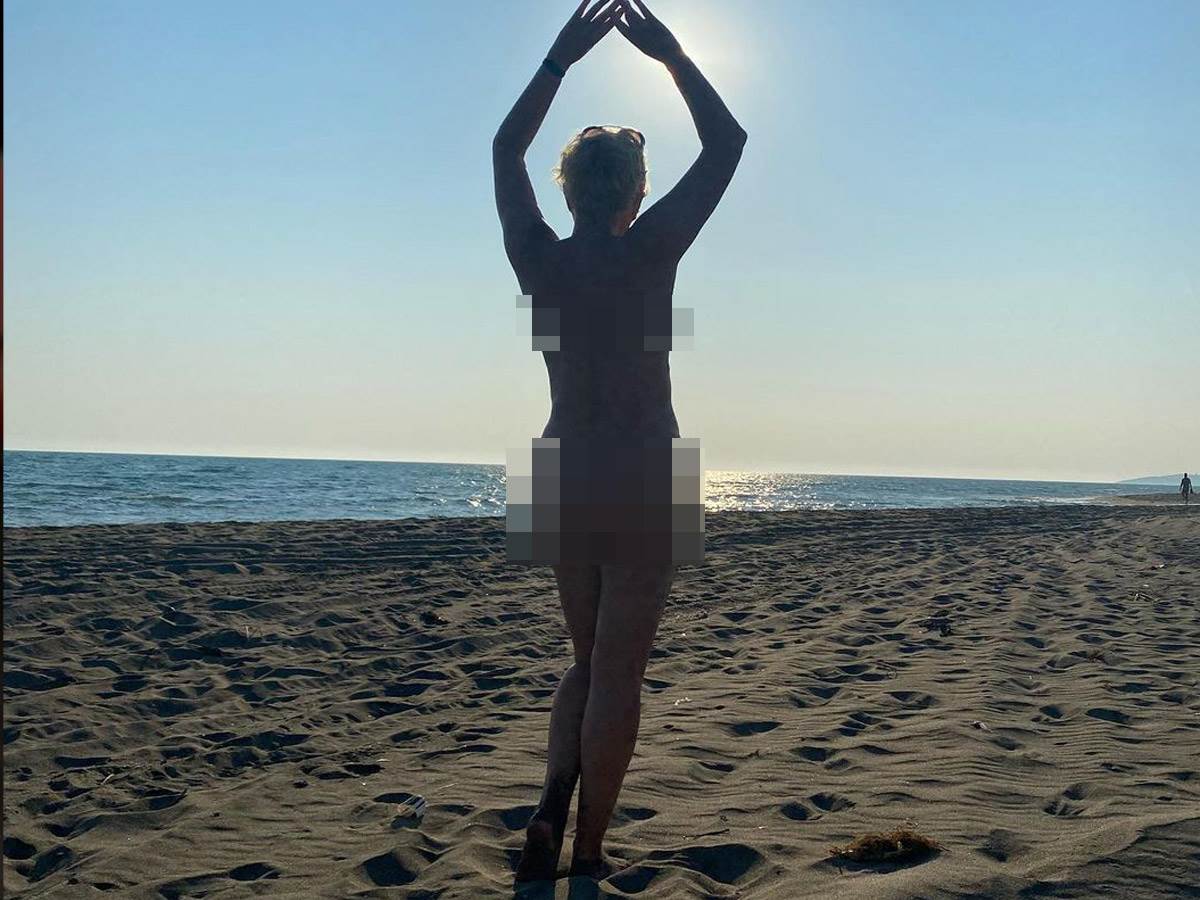 Mirjana Karanović na plaži kao od majke rođena, intimu prekrila peskom