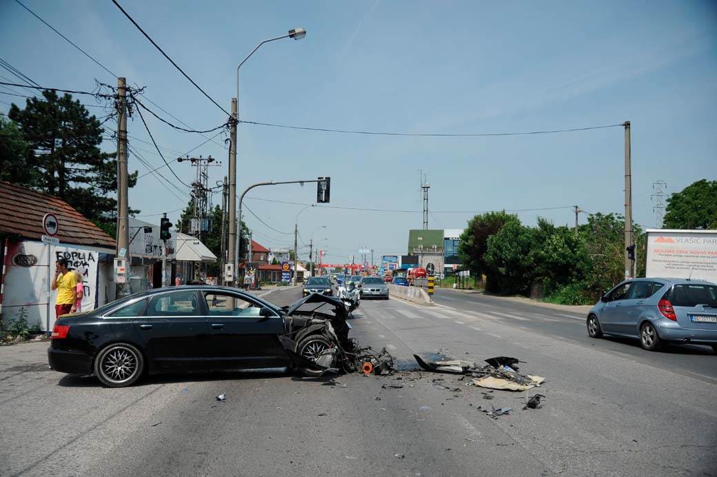 Kamion udario auto na Zrenjaninskom putu