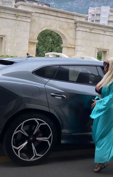 Dara Bubamara u kupaćem u lamborginiju