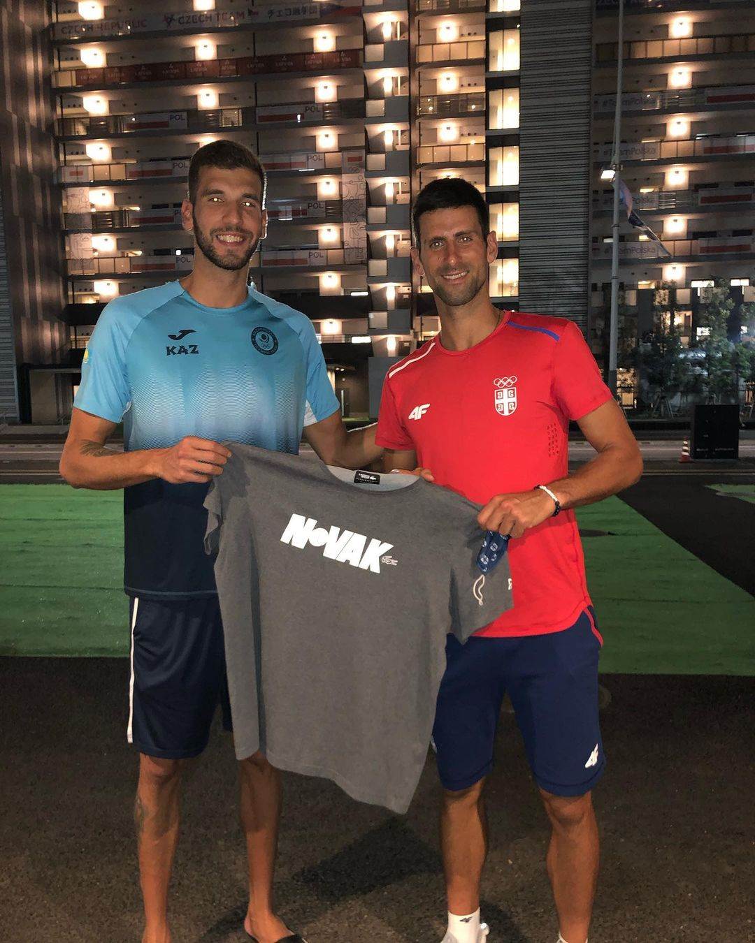 Novak Đoković spava na kartonskom krevetu na Olimpijskim igrama, a zvezde u hotelu