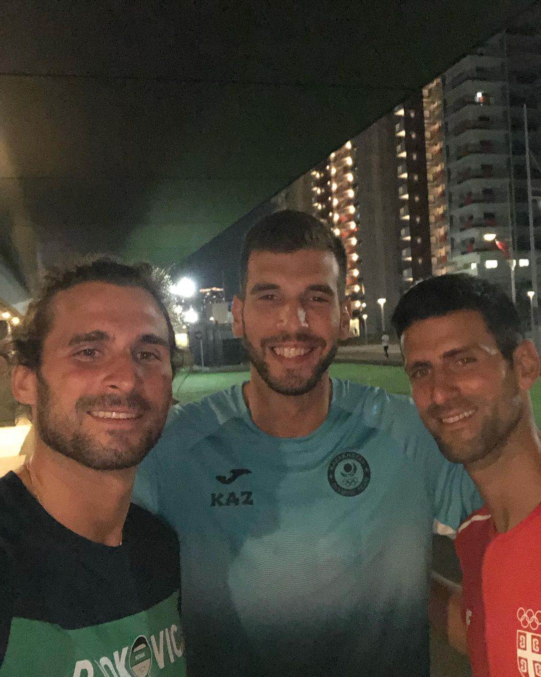 Novak Đoković spava na kartonskom krevetu na Olimpijskim igrama, a zvezde u hotelu