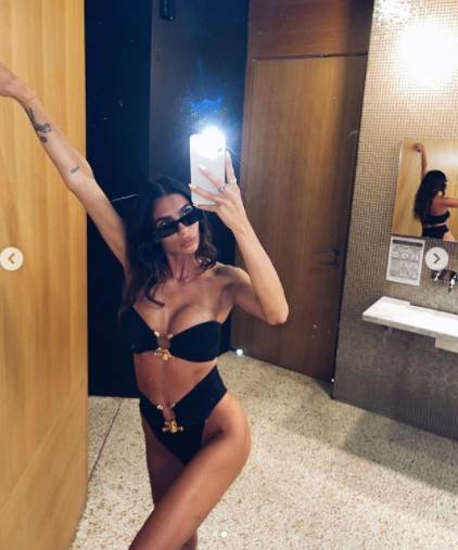 Jovana Gajić u narandžastoj haljini