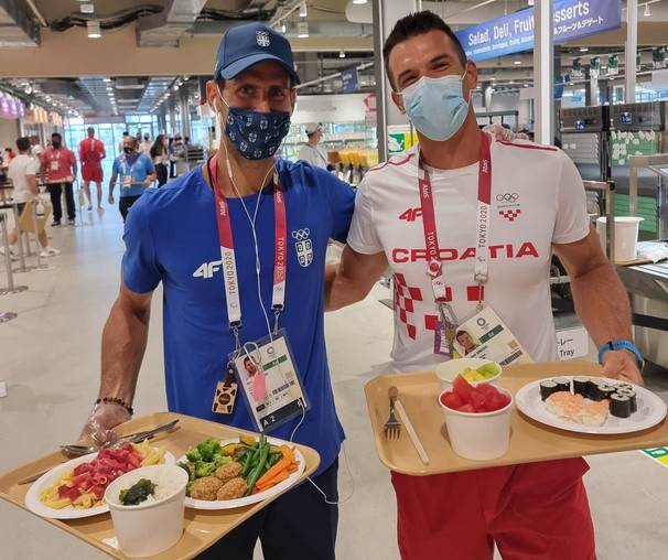 Novak Đoković spava na kartonskom krevetu na Olimpijskim igrama, a zvezde u hotelu