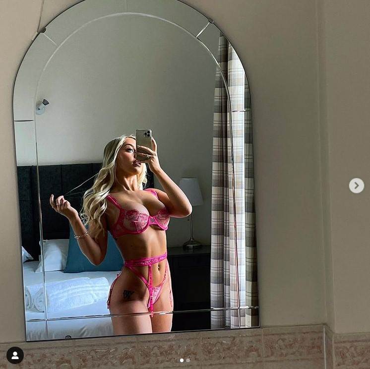 Rijanon Blu prodaje seksi slike uz podršku roditelja