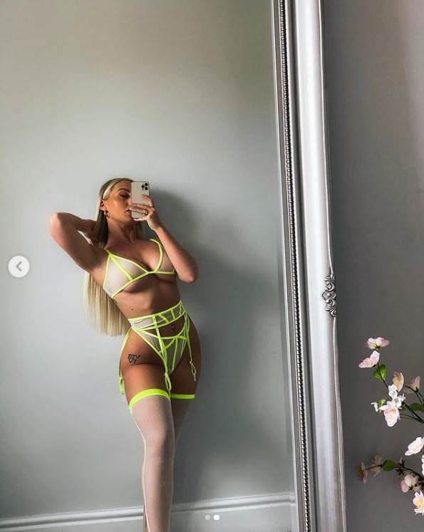 Rijanon Blu prodaje seksi slike uz podršku roditelja