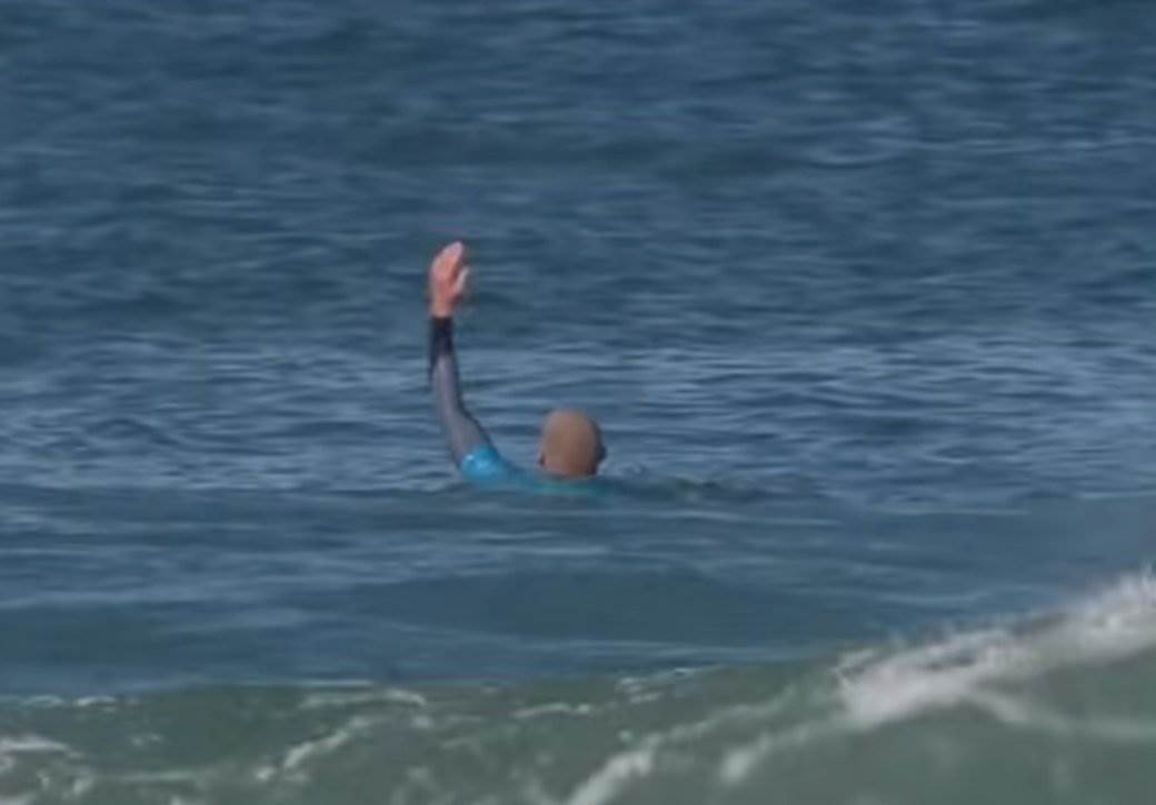 Ajkula napala surfera Mika Feninga