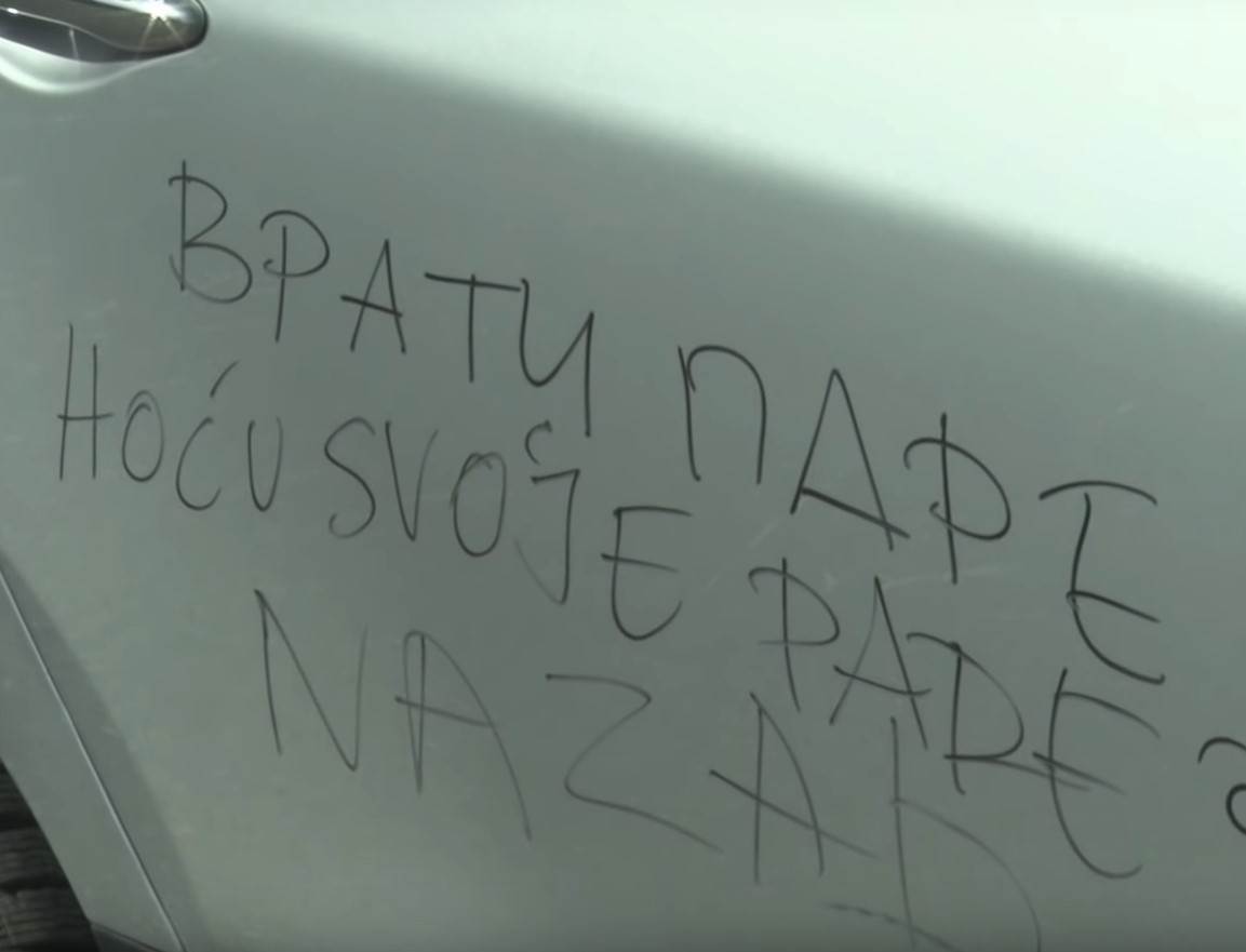 Ispisane poruke na parkiranom automobilu u Obrenovcu