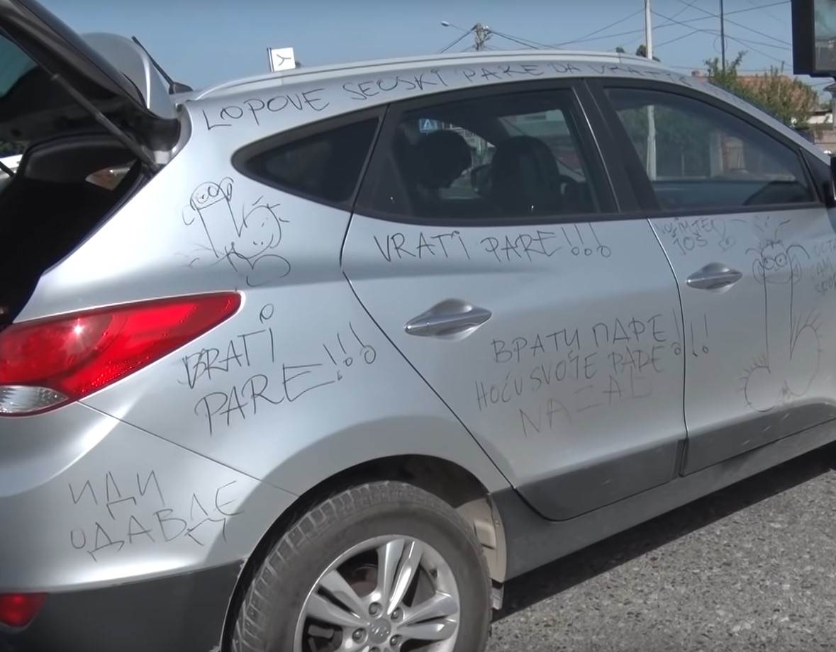 Ispisane poruke na parkiranom automobilu u Obrenovcu