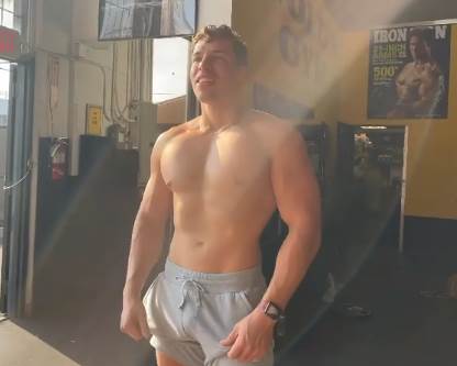 Arnold Švarceneger sin pokazao mišiće