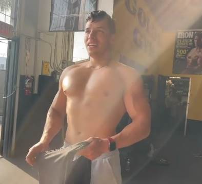 Arnold Švarceneger sin pokazao mišiće