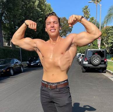 Arnold Švarceneger sin pokazao mišiće