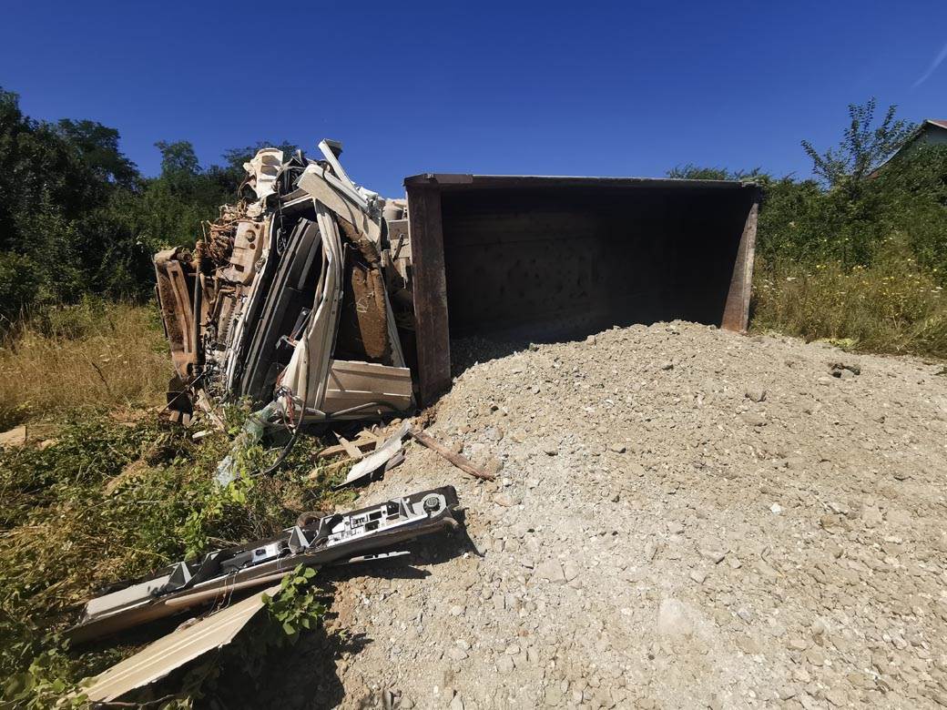 Kamion, cacak, prevrnuo se kamion kod cacka (7)