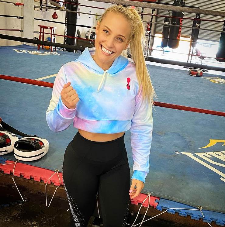 Bokserka Ebani Bridžis u izazovnom donjem vešu na merenju pred borbu