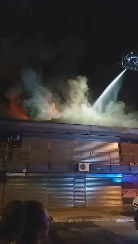 požar kineski trižni centar gašenje (3)