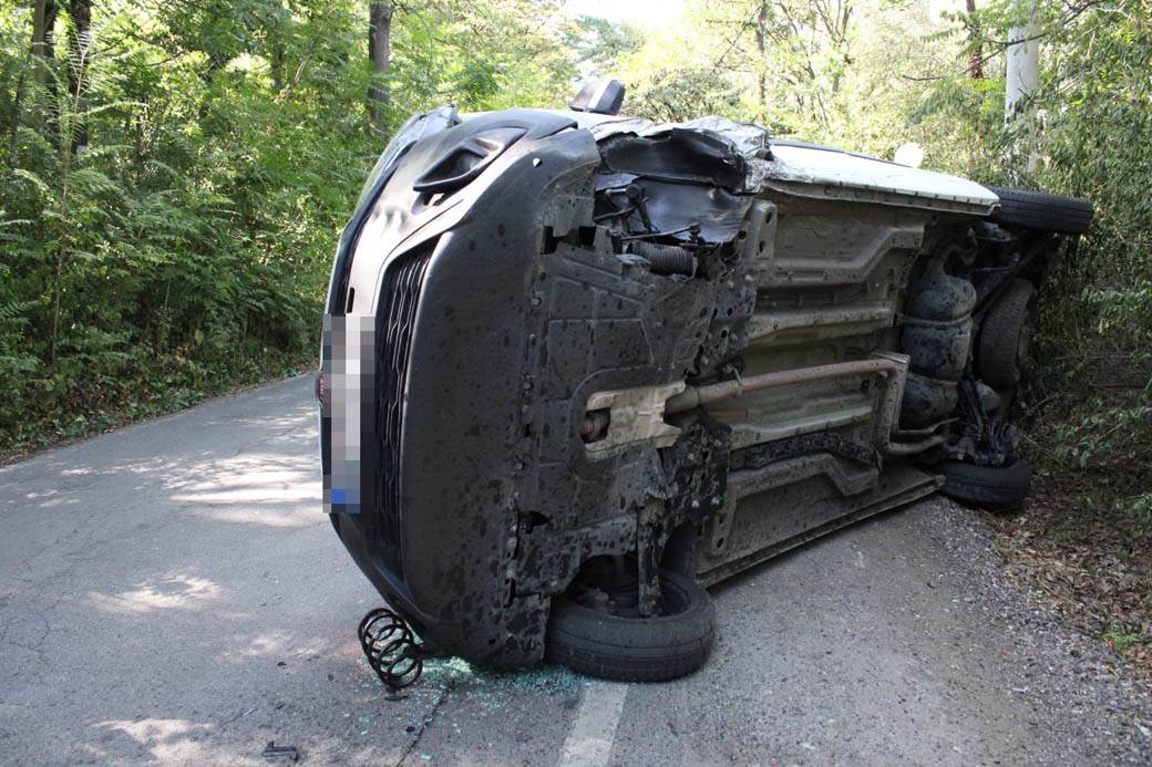 Smrskan automobil u sudaru sa kamionom na Zvezdarskoj šumi