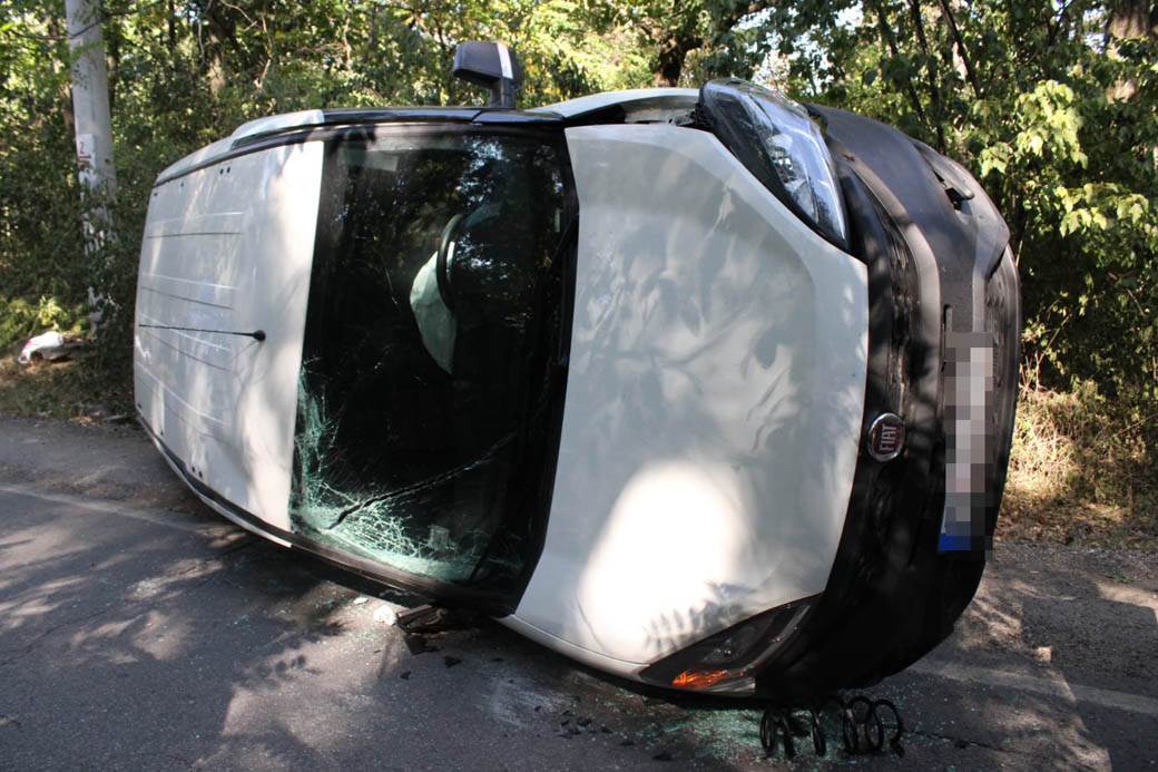 Smrskan automobil u sudaru sa kamionom na Zvezdarskoj šumi