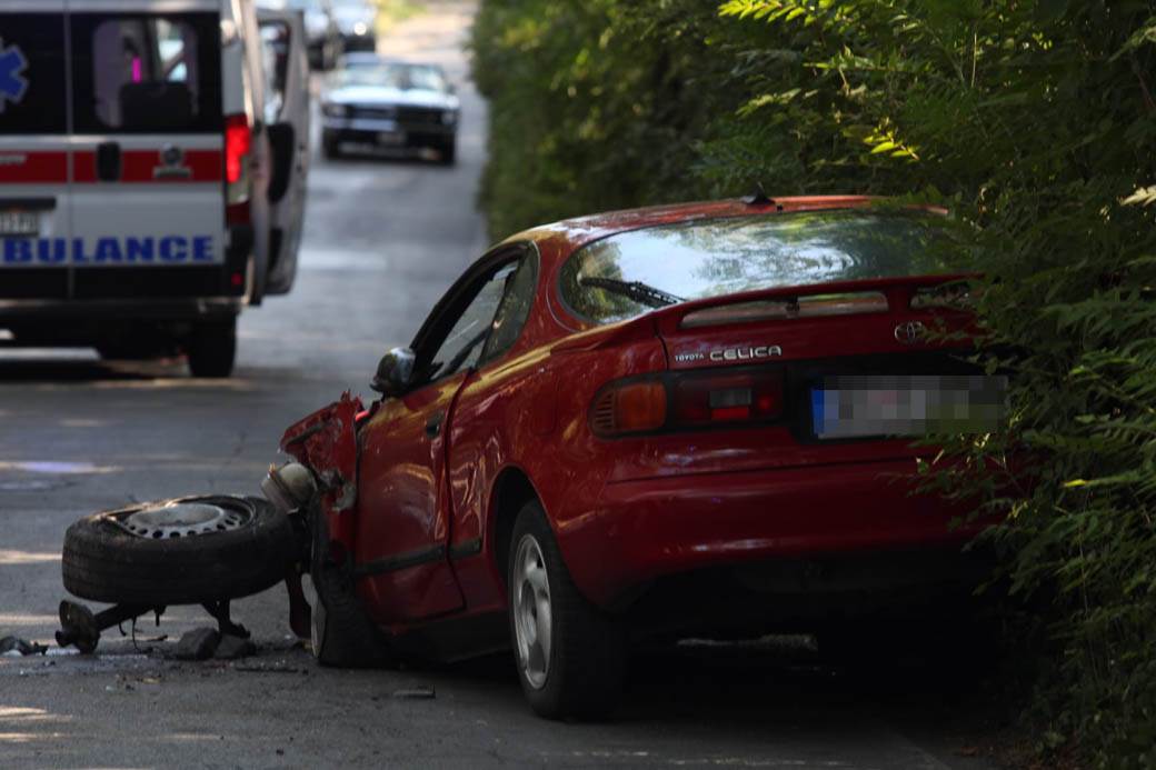 Smrskan automobil u sudaru sa kamionom na Zvezdarskoj šumi