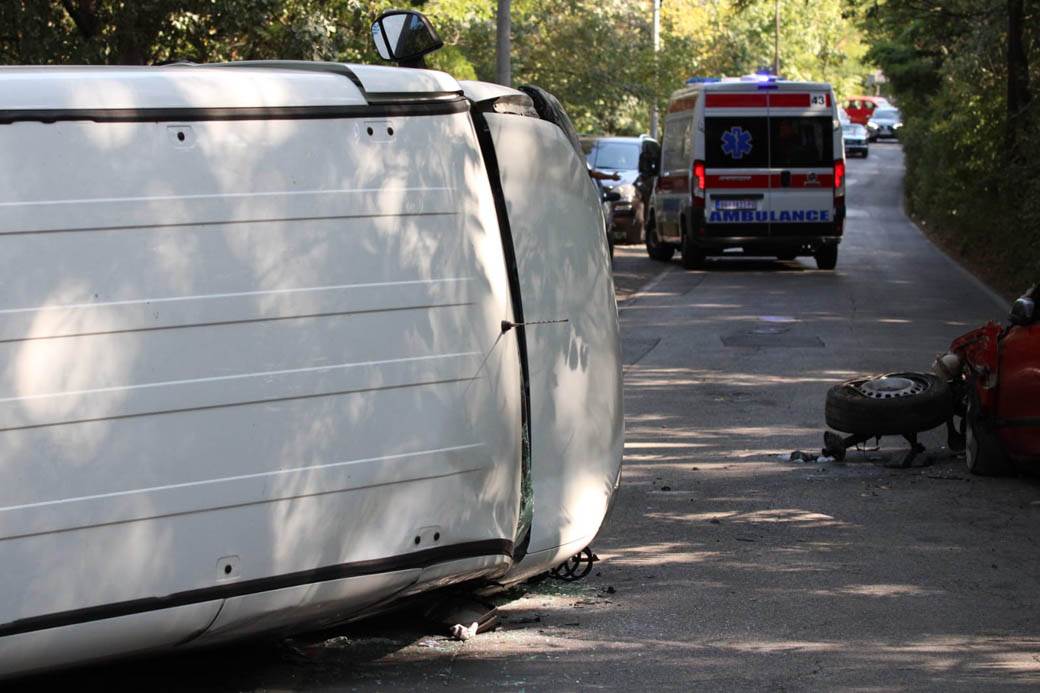 Smrskan automobil u sudaru sa kamionom na Zvezdarskoj šumi
