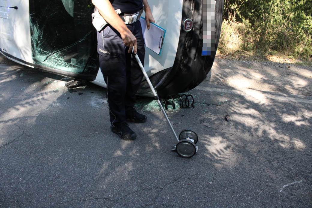 Smrskan automobil u sudaru sa kamionom na Zvezdarskoj šumi