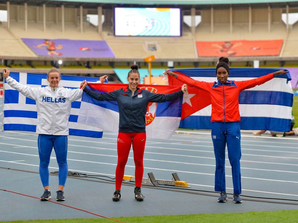 Ko je Adriana Vilagoš