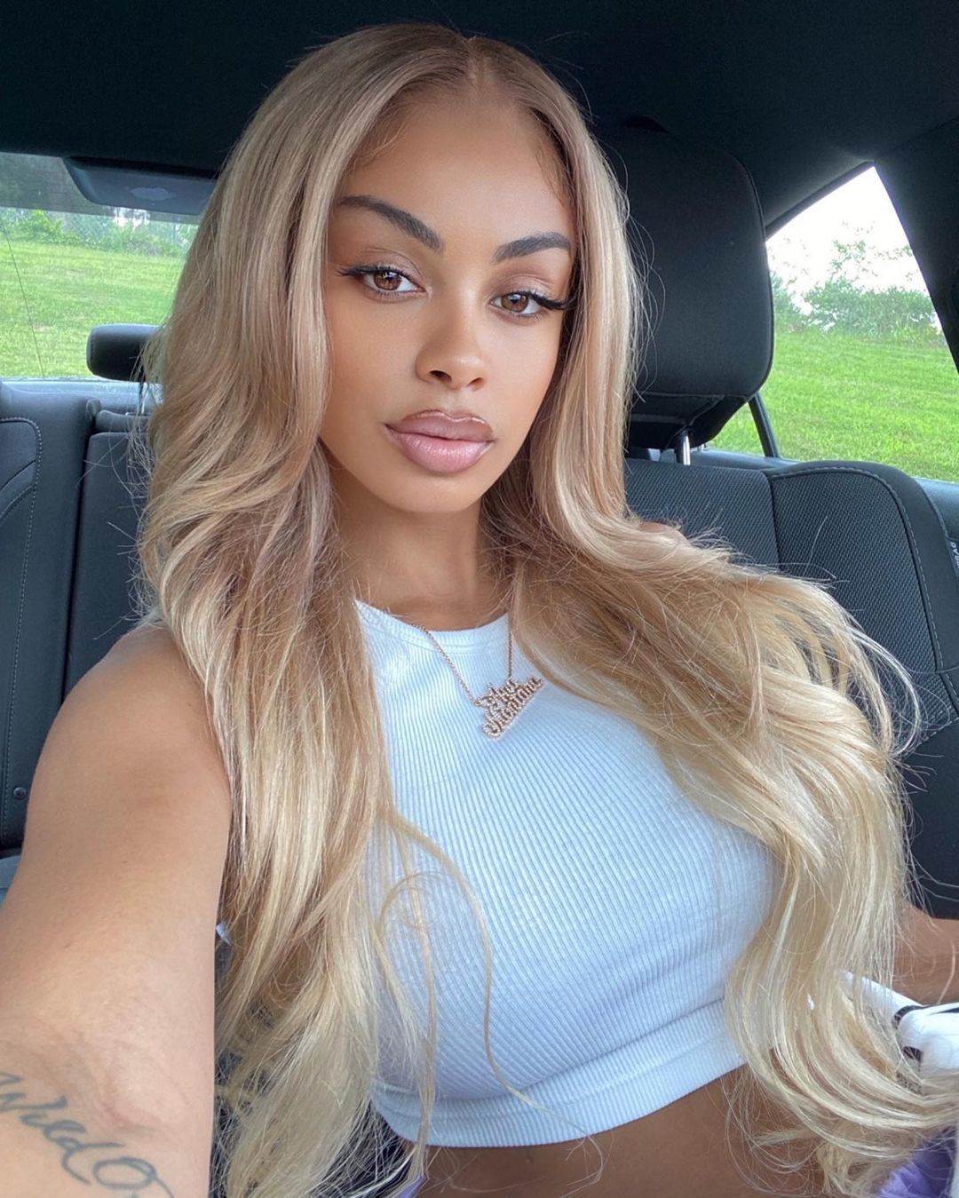 LaMelo Bol ima 13 godina stariju devojku Analisiju Čavez