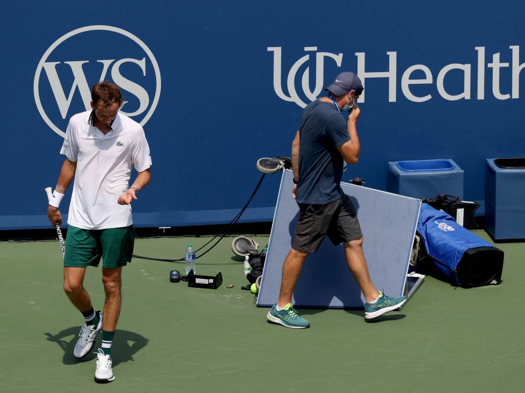 Danil Medvedev udario u kamermana pa šutirao kameru u polufinalu Sinsinatija