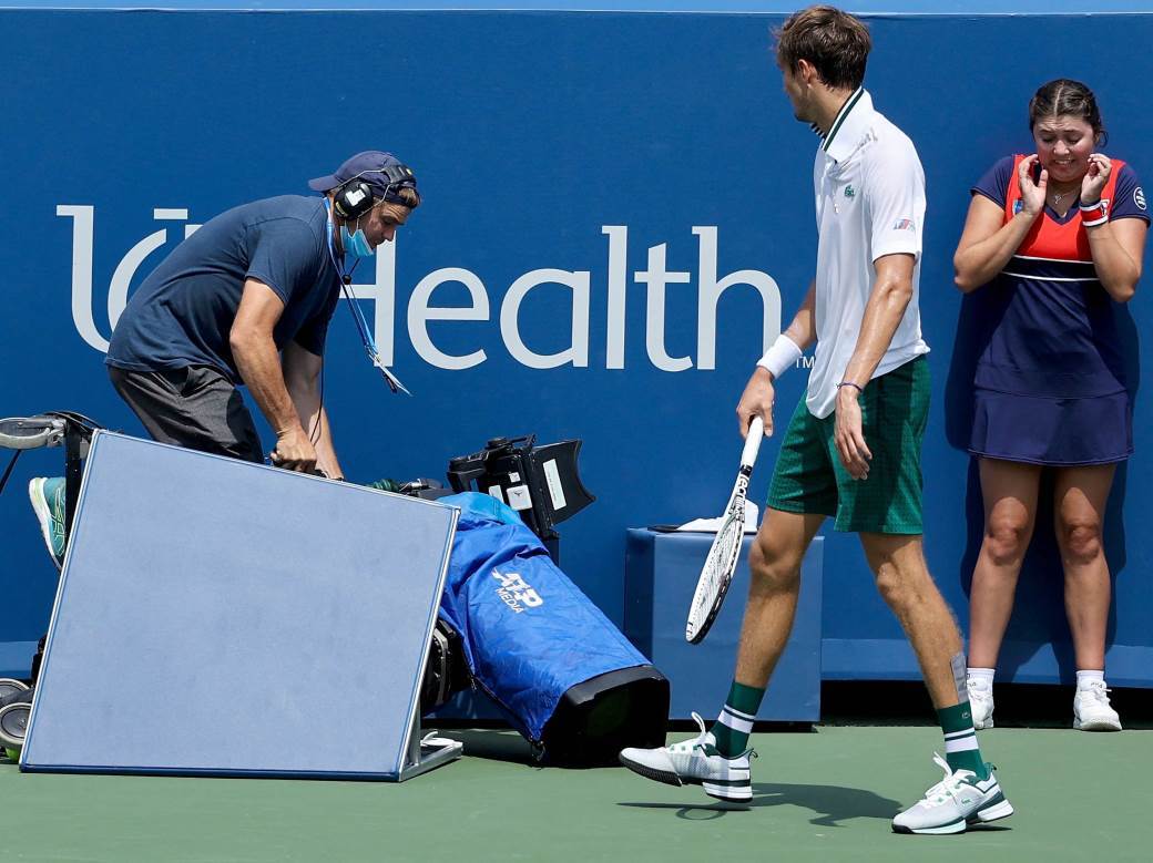 Danil Medvedev udario u kamermana pa šutirao kameru u polufinalu Sinsinatija