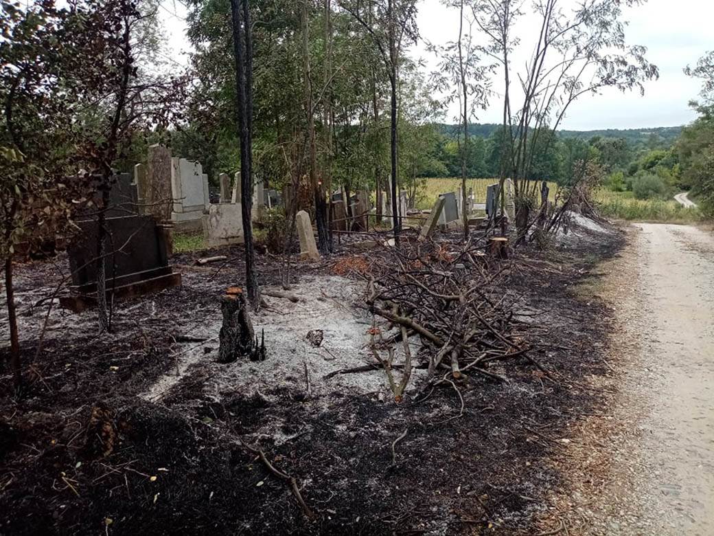 zapaljeno groblje selo pored topole (3)