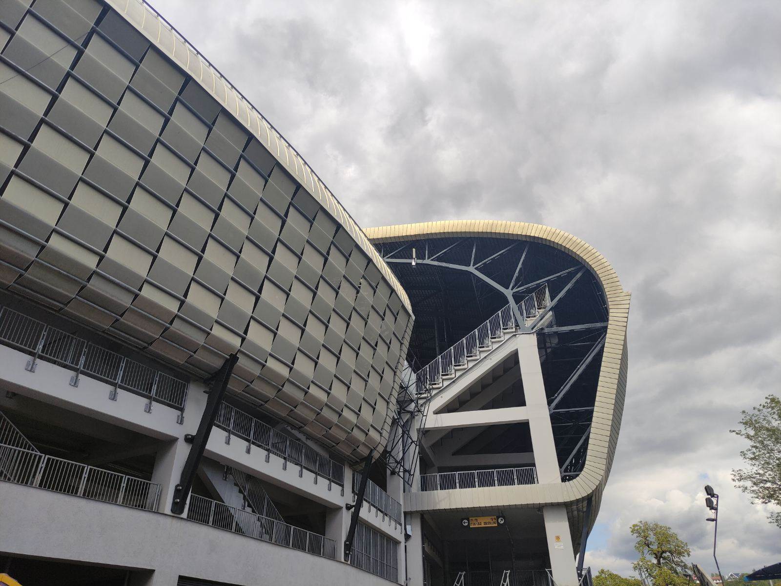 Crvena zvezda Kluž Stadioni u Klužu Univerzitatea Kluž Arena i doktor Konstantin Radulesku