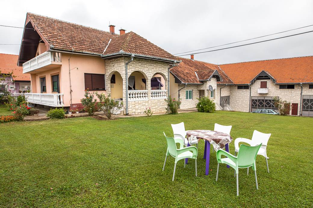 Gastarbajtersko selo kod Šapca, u kućama Luj Viton i Versaće