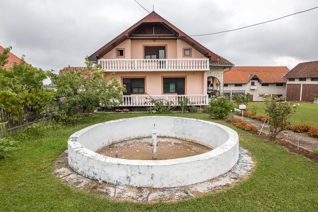 Gastarbajtersko selo kod Šapca, u kućama Luj Viton i Versaće