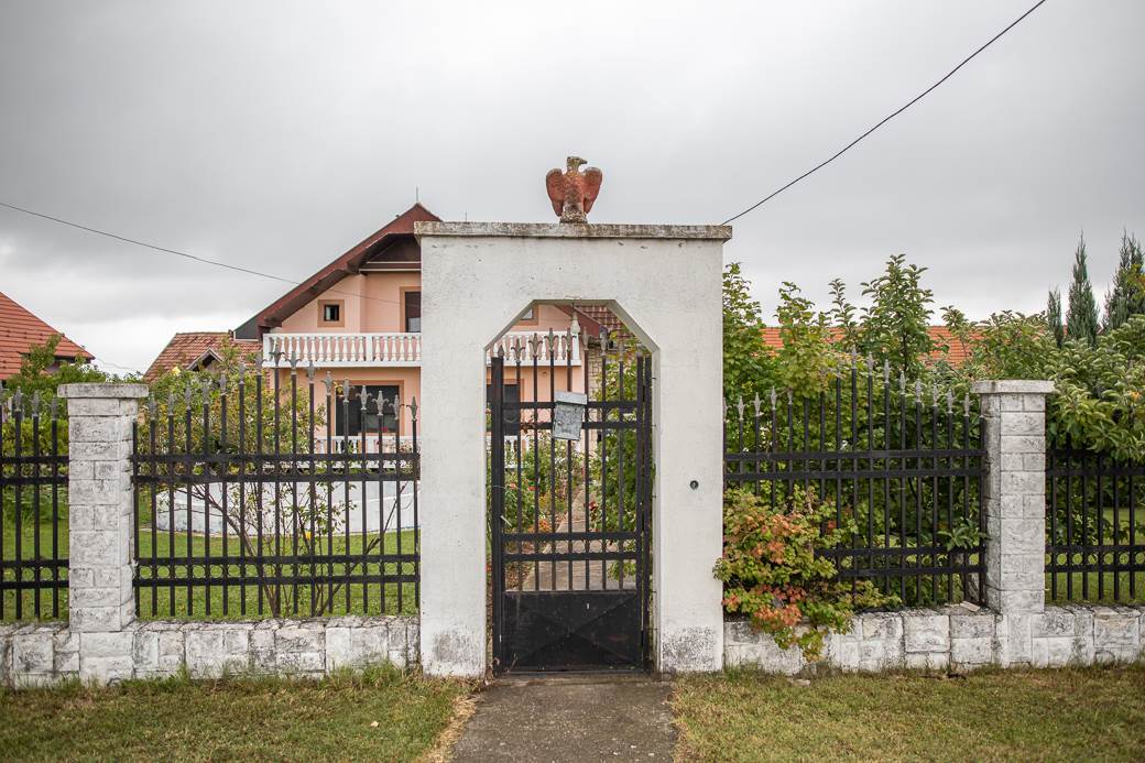 Gastarbajtersko selo kod Šapca, u kućama Luj Viton i Versaće