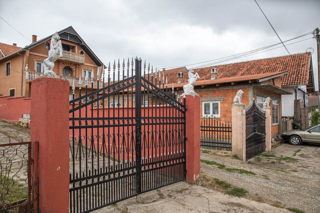 Gastarbajtersko selo kod Šapca, u kućama Luj Viton i Versaće