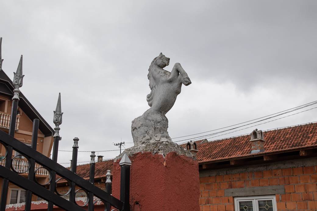 Gastarbajtersko selo kod Šapca, u kućama Luj Viton i Versaće