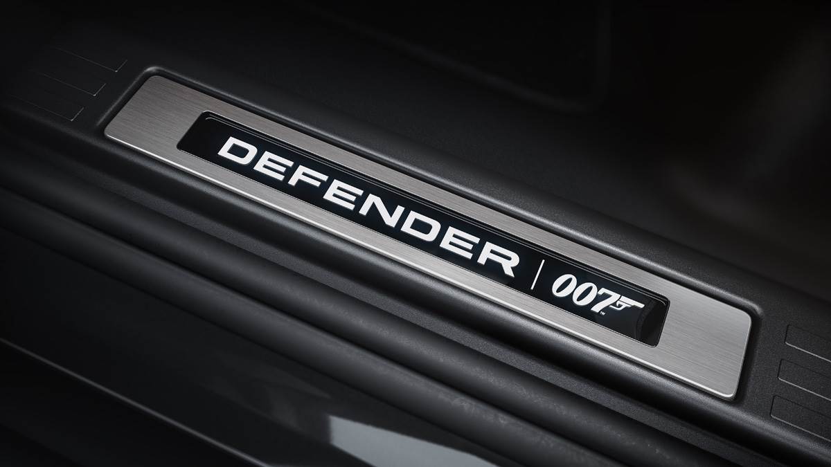LAND ROVER DEFENDER V8 BOND EDITION (5)