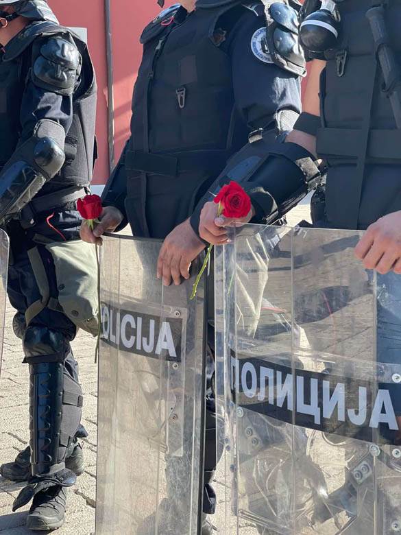 policajci sa ružom  (3)