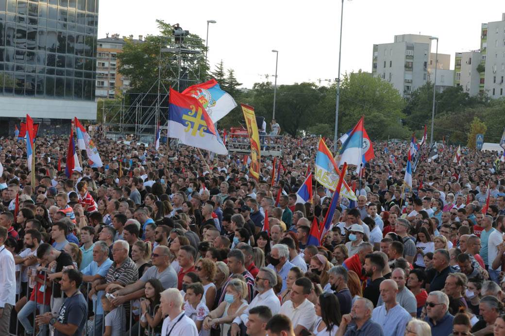 Građani stigli u Podgoricu sa zastavama